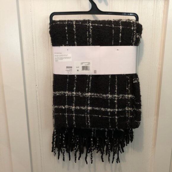 Time & Tru Ruana black and white houndstooth scarf/wrap with fringe - Picture 3 of 4